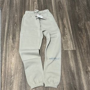 Brand new ESSENTIALS sweatpants kids size M (8)